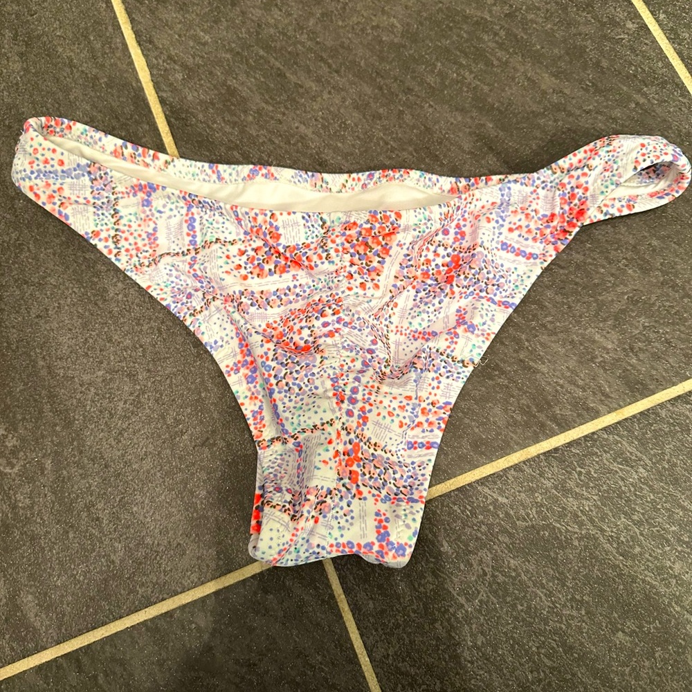 NWOT Victoria’s Secret cheeky bikini bottom size L